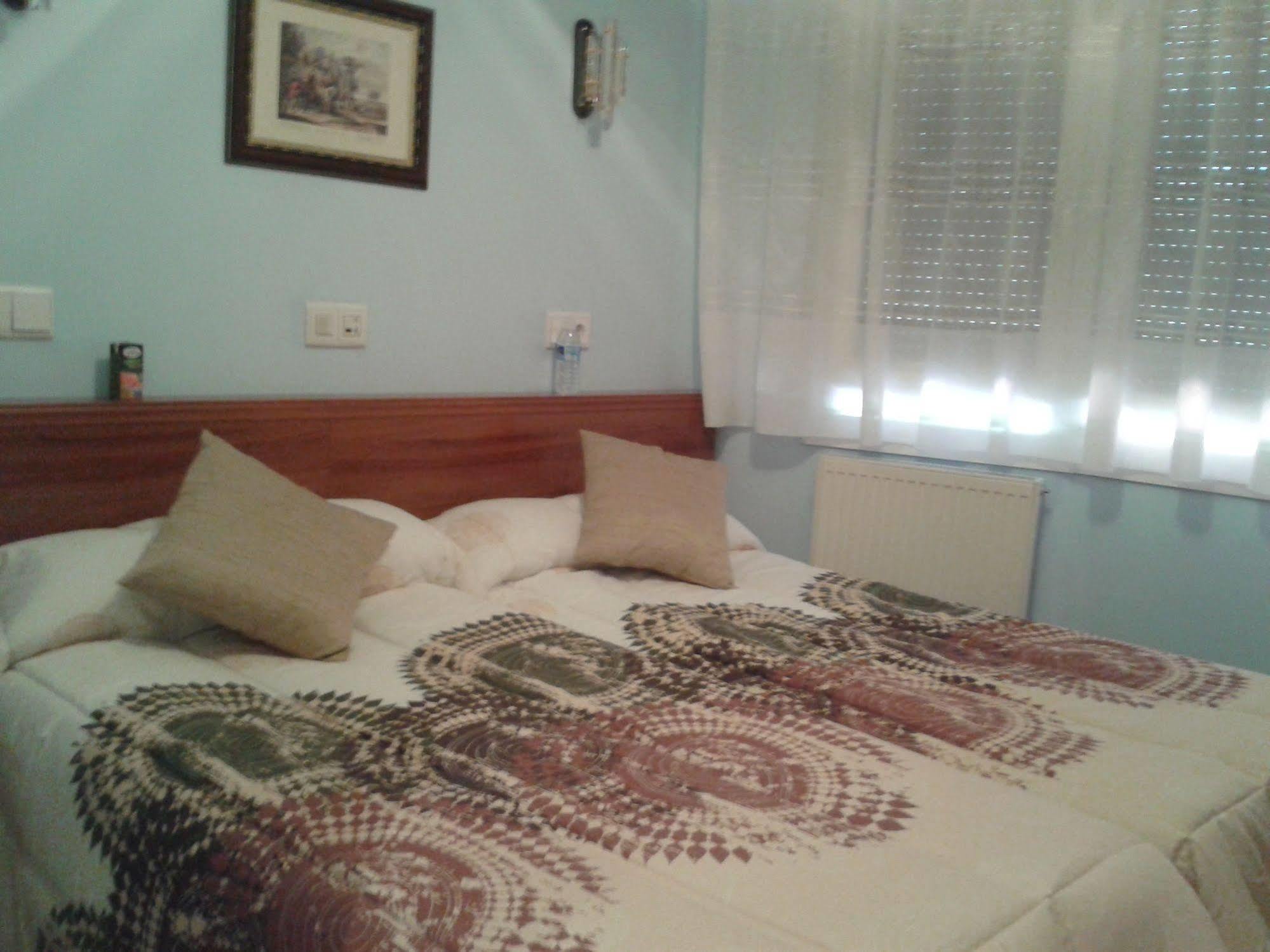 Hostal Campus Burgo Exterior foto